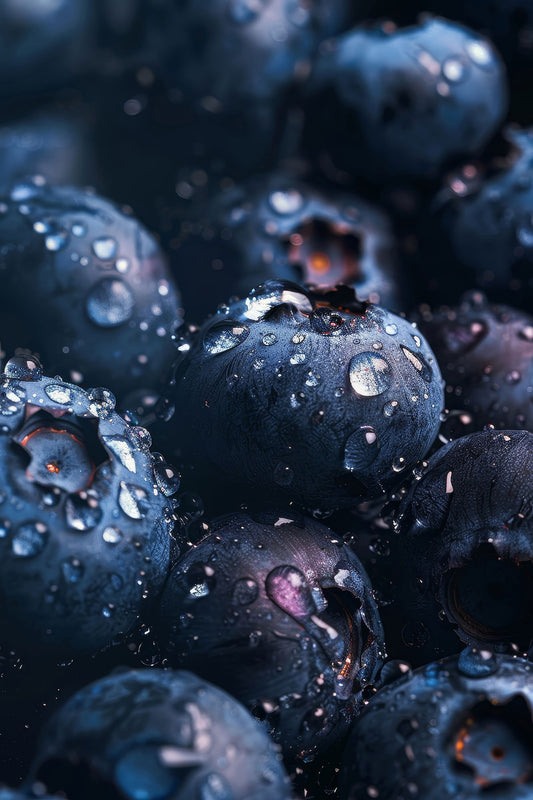 Blaubeeren Kunstwerk im modernen Makro Fotografie Stil mit Wassertropfen – Küche Wandbild Kunstdruck
